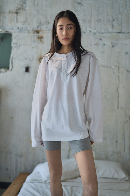 Hanes originalsヘンリーネックロングスリーブTシャツ by  THE DODO JEAN / WHITE