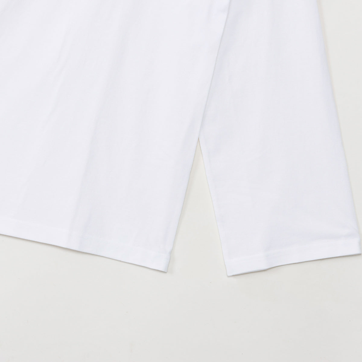 Hanes originalsヘンリーネックロングスリーブTシャツ by  THE DODO JEAN / WHITE